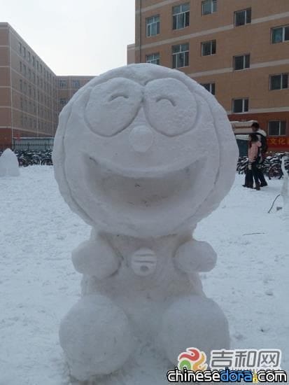 [吉林] 用雪堆一個哆啦A夢為女友過生日! 大學生超浪漫