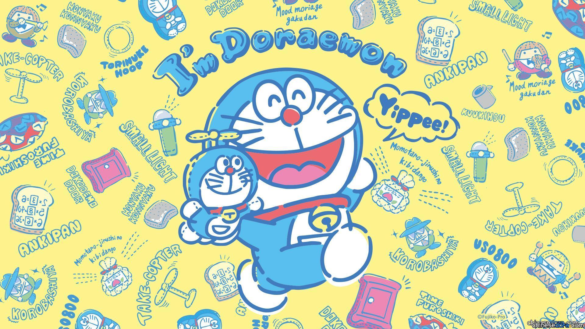 [日本] 三麗鷗特製「I’m Doraemon」哆啦A夢桌布！哆啦A夢手上還拿著自己的小玩偶唷