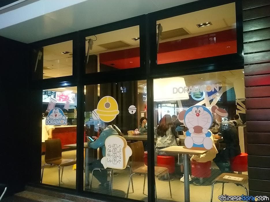 [台灣] 麥當勞「DORAEMON愛作夢抱枕」 化身可愛壁貼在店面玻璃