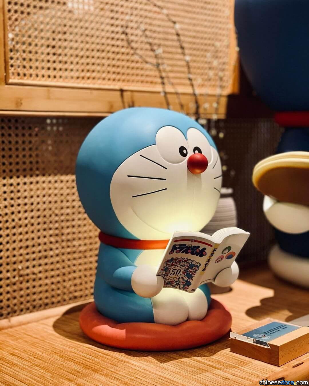 [國際] 讓哆啦A夢陪你吃火鍋團圓！新加坡傳統火鍋店展出多樣哆啦A夢收藏品