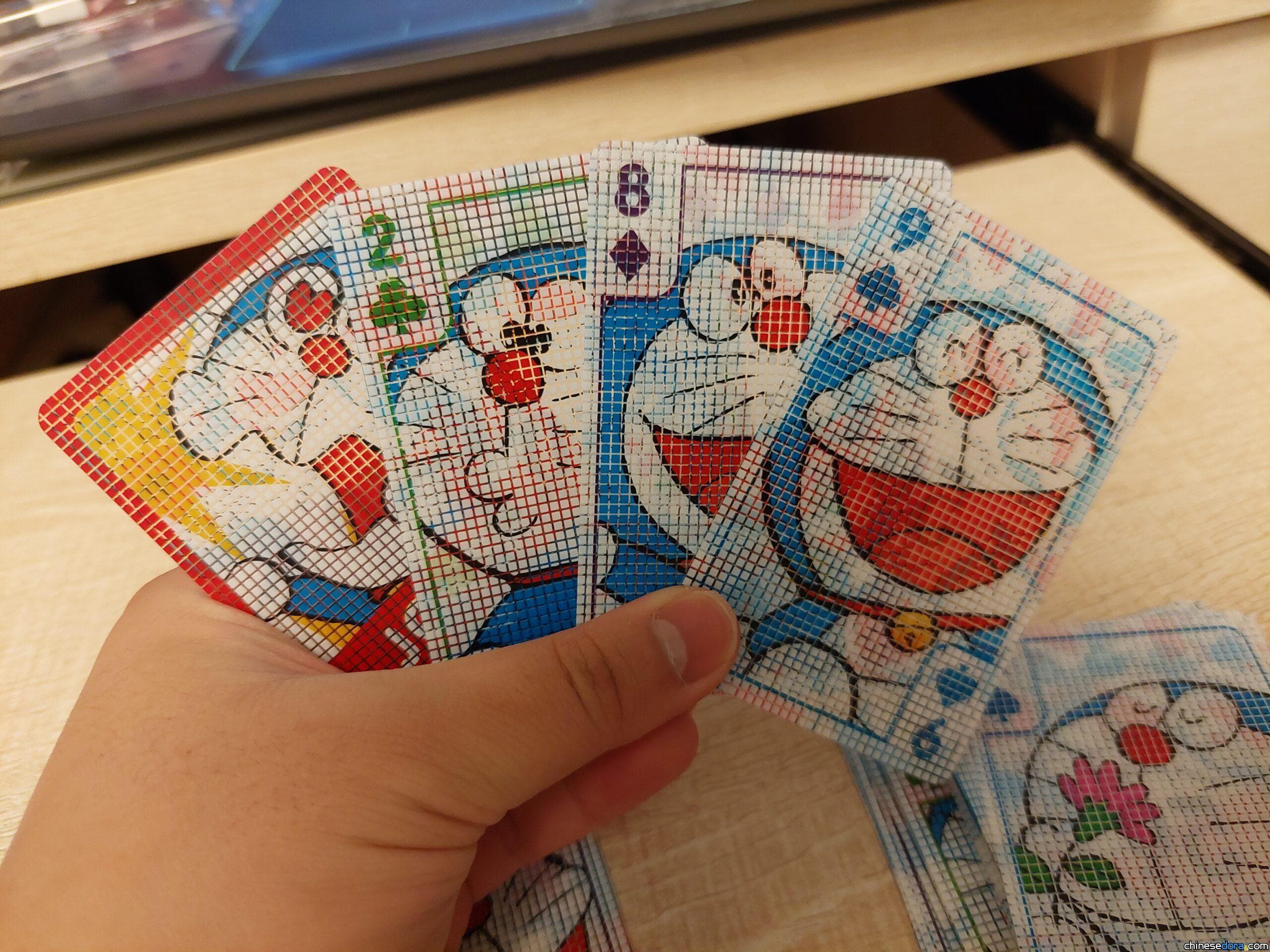 【開箱】香港東海堂限量版「多啦A夢半透視啤牌」開箱：超值50週年精美圖樣卡牌！