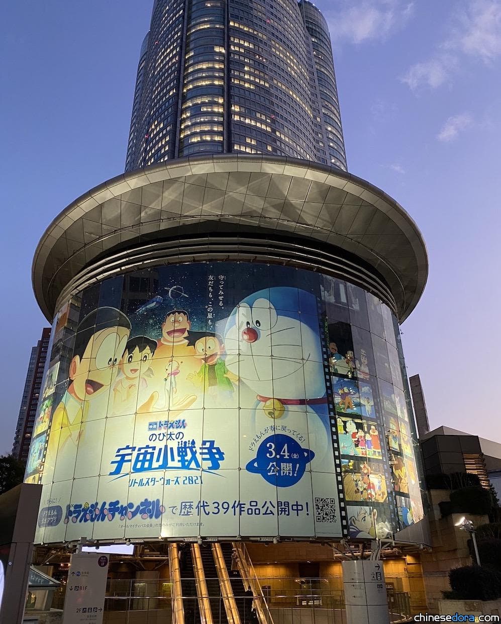 [日本] 《大雄的宇宙小戰爭 2021》大型戶外廣告在六本木之丘！還有歷代哆啦A夢電影劇照