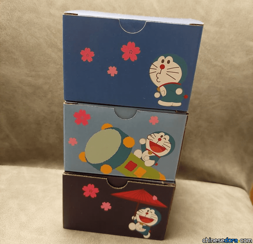 【開箱】東海堂「多啦A夢」聖誕系列慕絲杯：經典法寶縮小電筒圖案・實用馬克杯