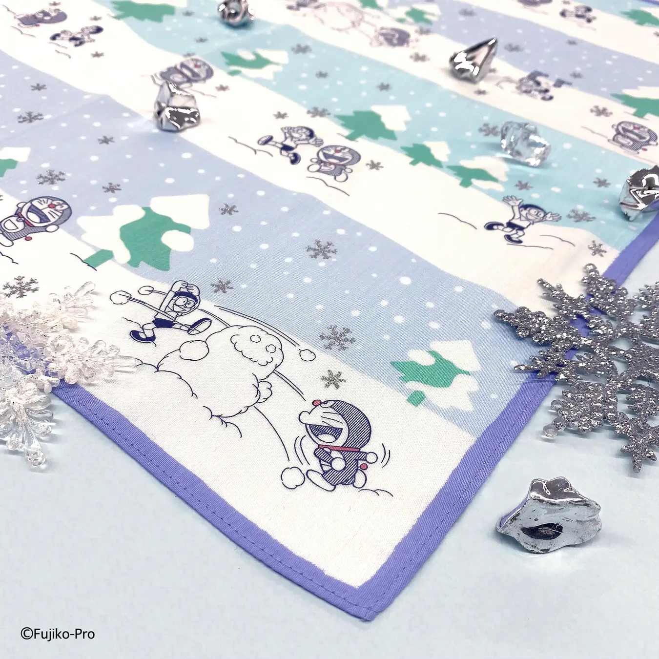 [日本] 和哆啦A夢與大雄一起玩雪！川邊冬季主題手帕限定發售