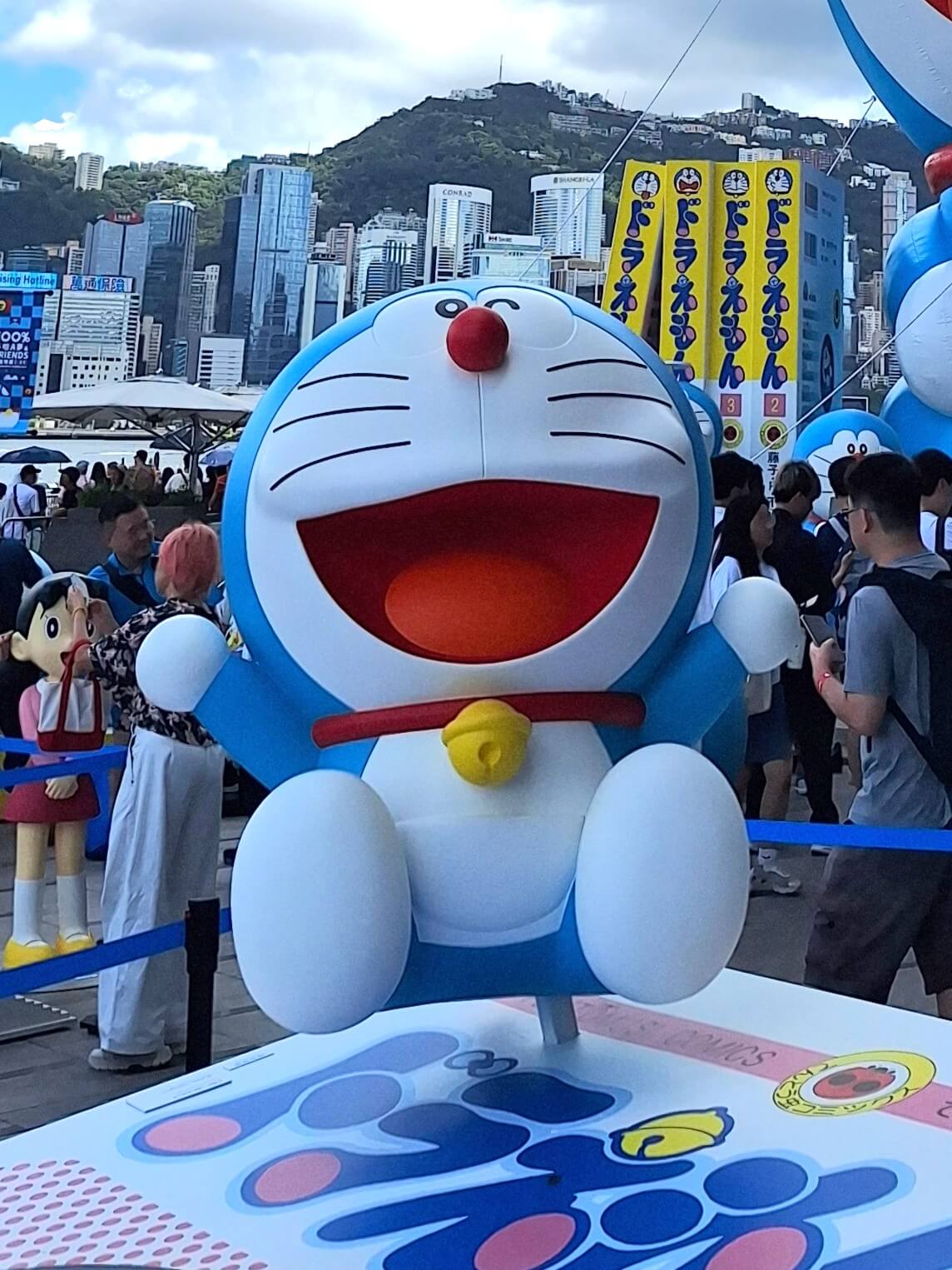 [雕塑] 在跳床上跳的哆啦A夢／在彈床上跳的多啦A夢（トランボリンてはねているドラえもん，Doraemon bouncing on a trampoline）