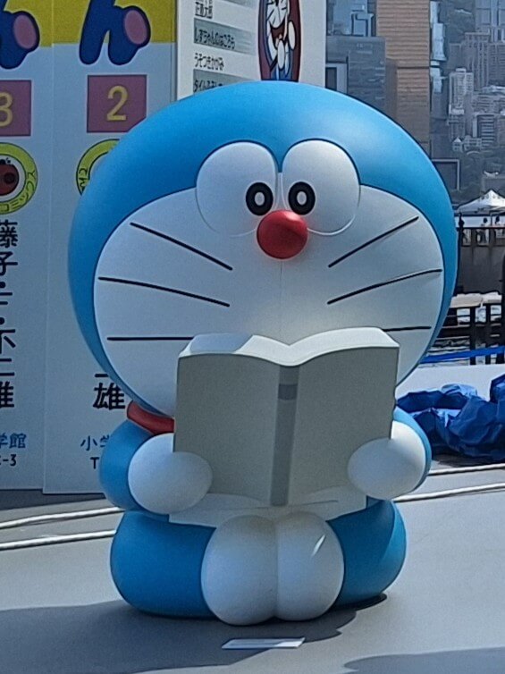 [雕塑] 在看漫畫的多啦A夢（Doraemon reading Manga）