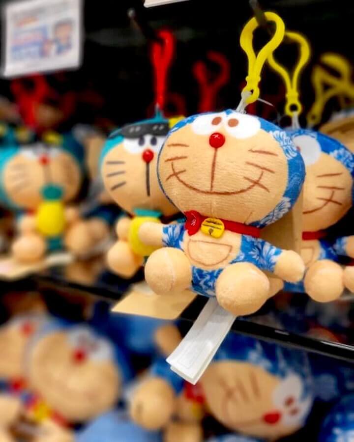[美國] 曬黑的哆啦A夢玩偶出現在美國夏威夷！當地 ABC Stores、Aloha Outlet 販售包袋服飾等周邊