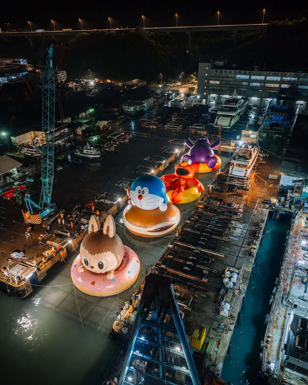 [香港] 收好避颱風！「維港海上大巡遊」充氣展品測試當晚(9.20)已收起　待活動10.25揭幕正式展出