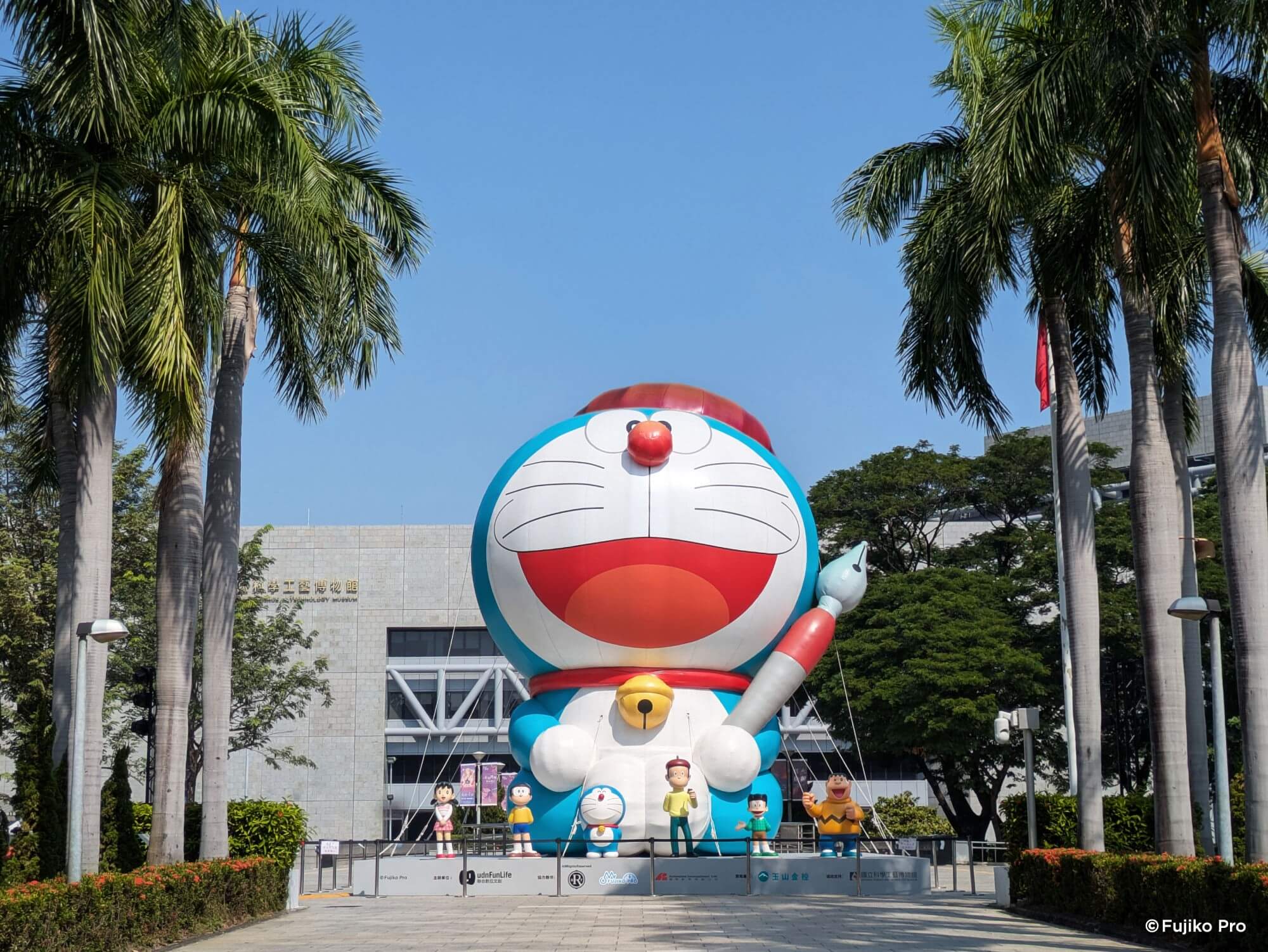 [台灣]「100%哆啦A夢&FRIENDS 」高雄站巨型哆啦A夢氣球回來囉！到科工館渾天儀前與他拍照！